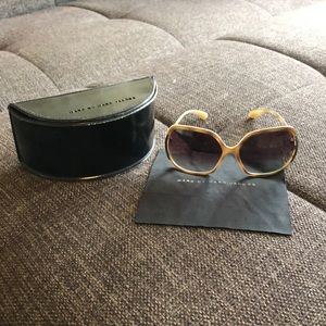 Round Marc Jacob’s sunglasses with case & cloth